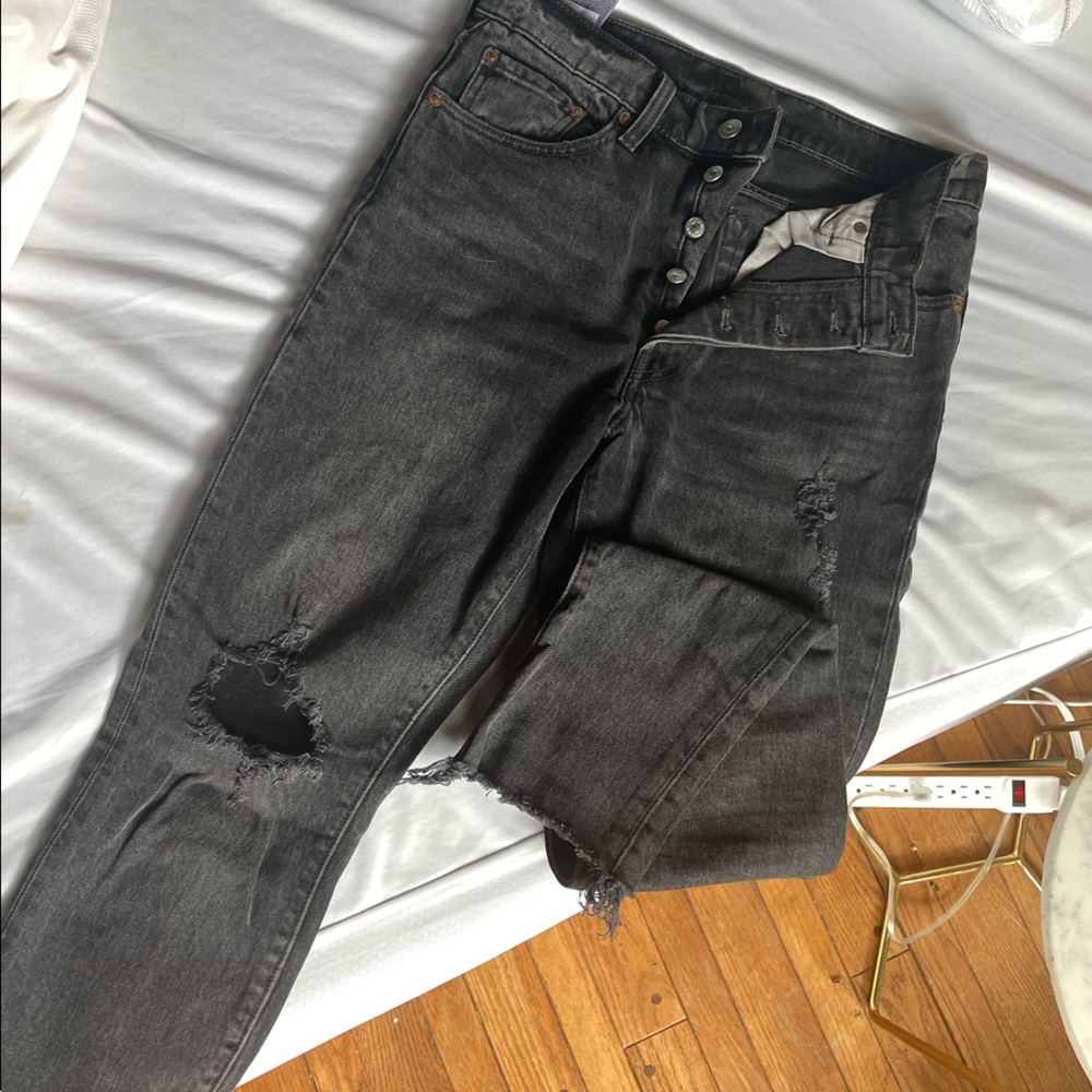 black distressed levi’s